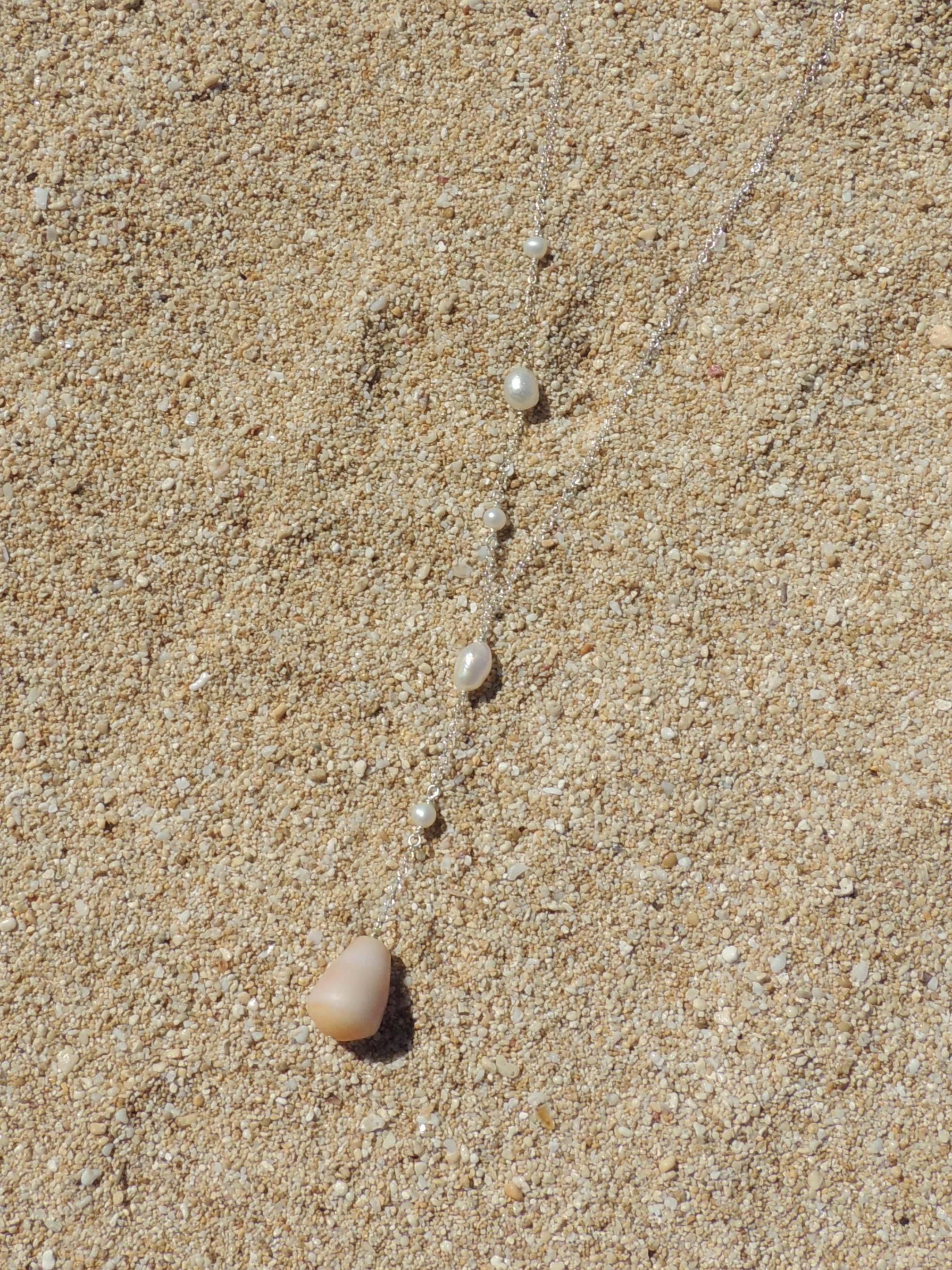 Cone Shell / One-Sided Pearl Necklace